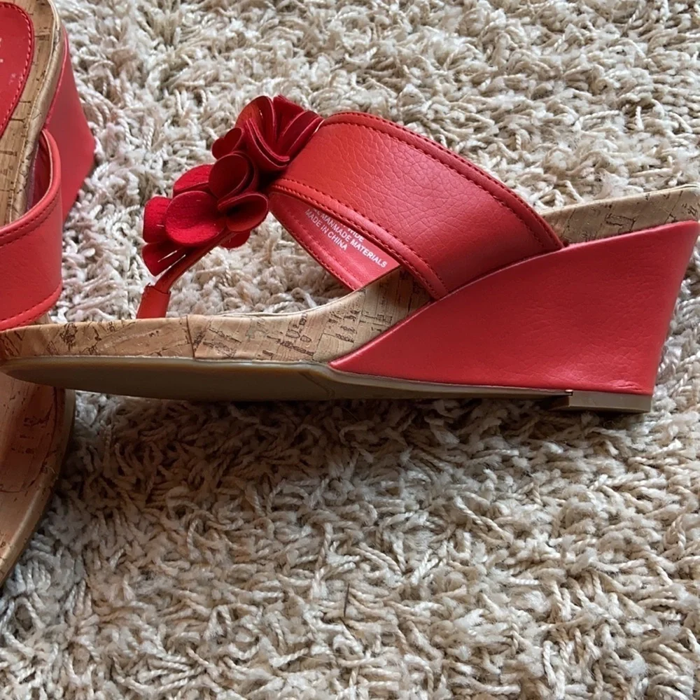 Nicole Wedge Sandal Size 9W Cork Insole in Current